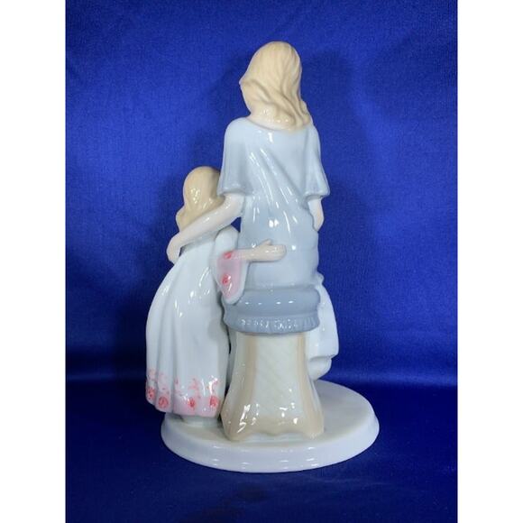 Merico Porcelain Sculpture of Mom Reading to Daughter - Picture 3 of 6